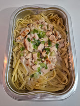 Charger l'image dans la galerie, Linguini sauce à la crème et poulet (420g)